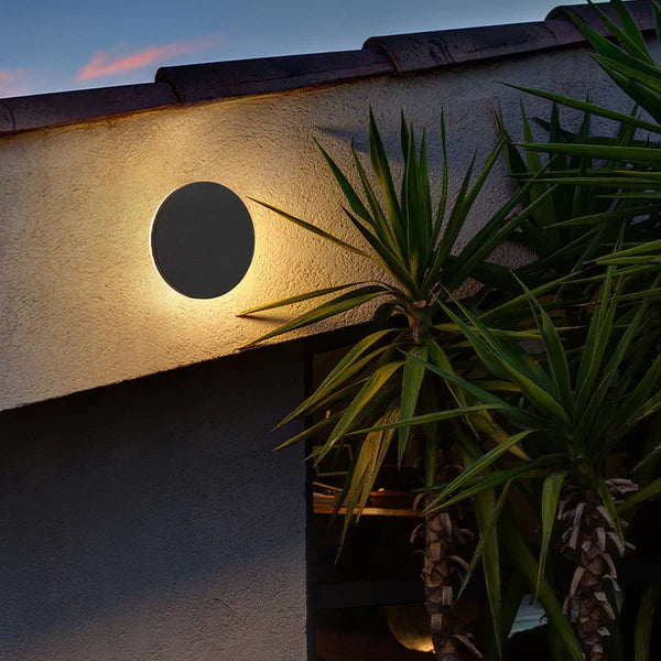 Minimalist Metal LED Outdoor Wall Sconce Light | Norluma