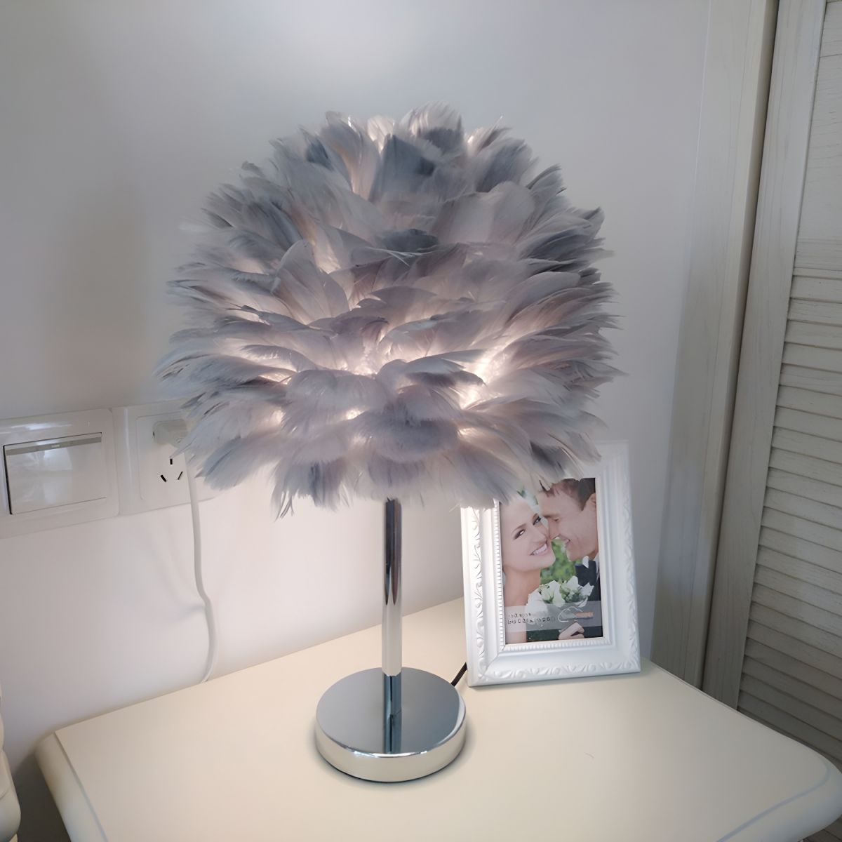 Modern Feather Shade Table Lamp for Bedside Use | Tervico