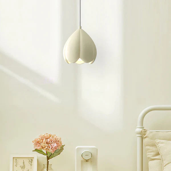 Modern Floral Resin Shade Pendant Light for Interiors | Quorel