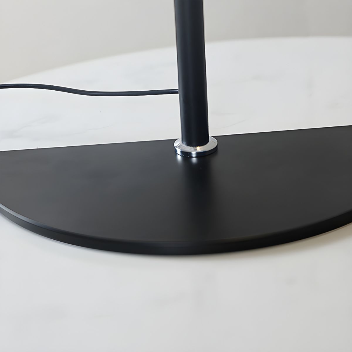 Modern LED Floor Lamp With Slim Metal Tube Design | Elvoria