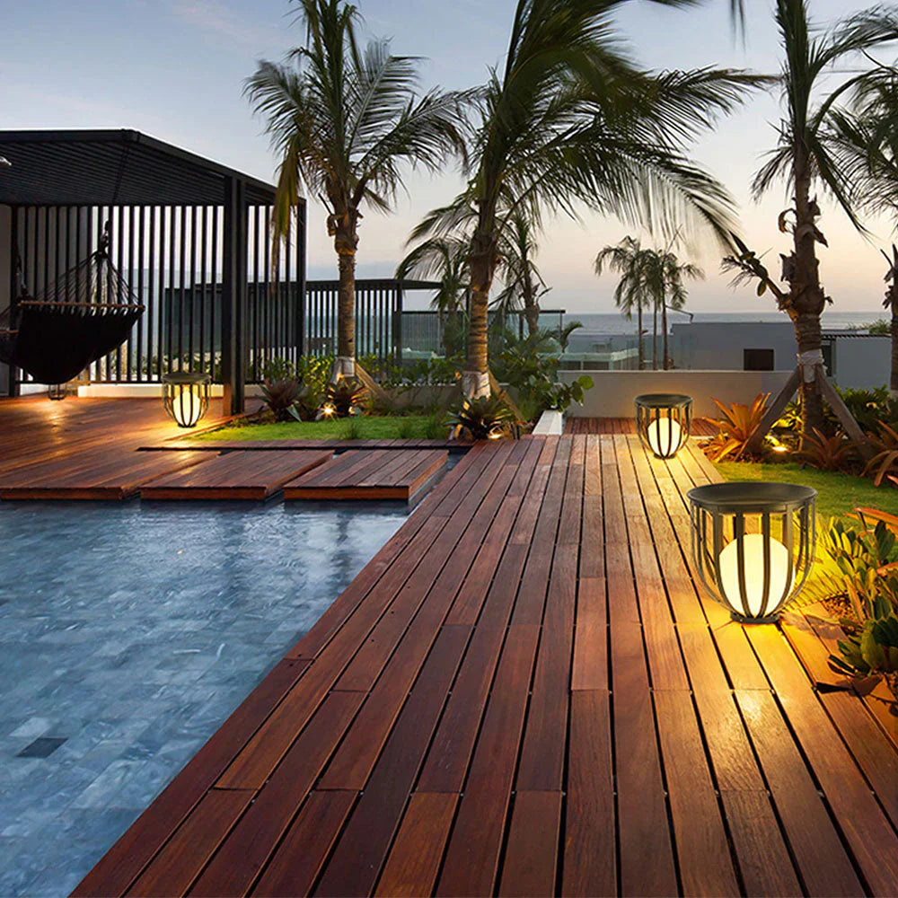 Modern Solar Metal Outdoor Floor Lamp for Patios | Lumiera