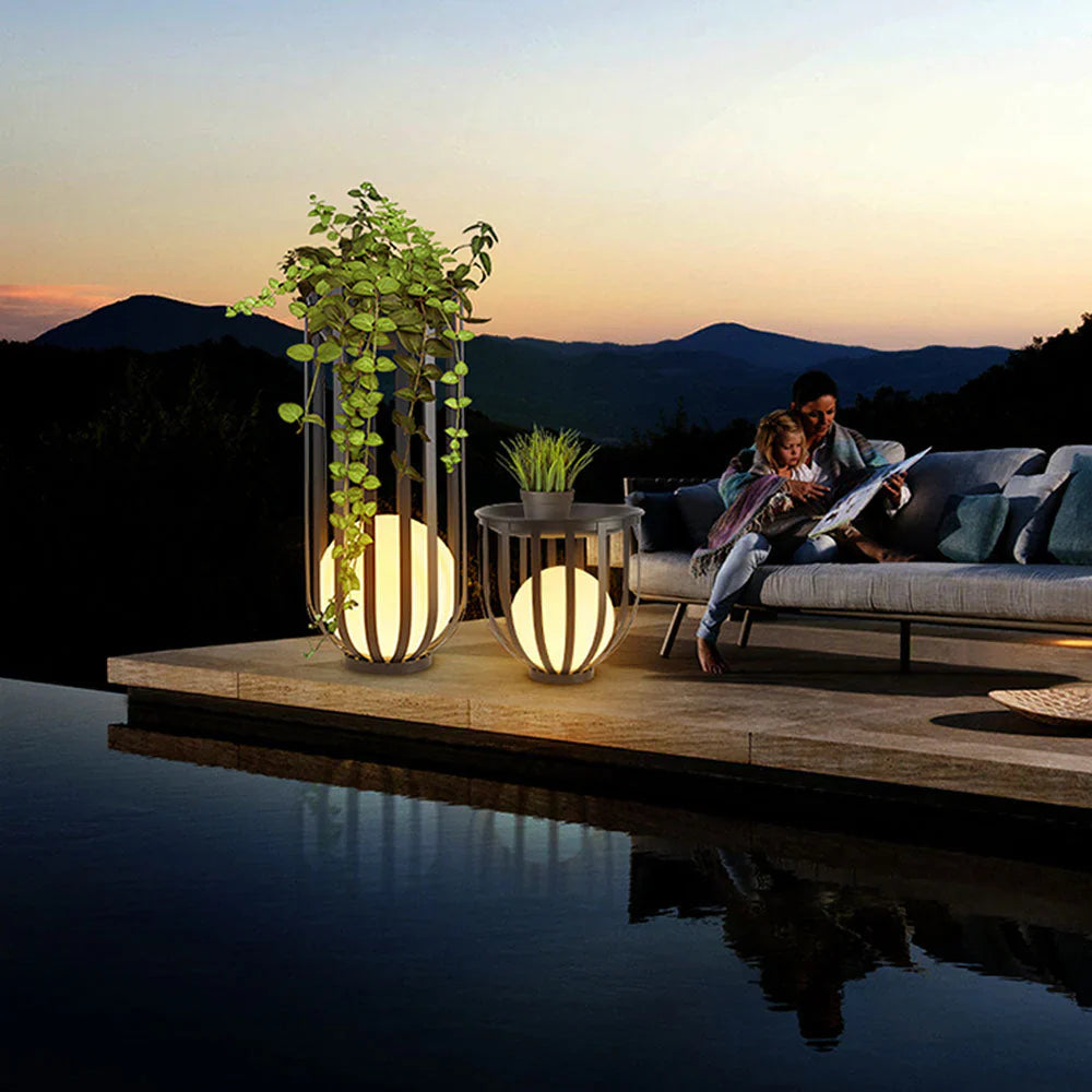 Modern Solar Metal Outdoor Floor Lamp for Patios | Lumiera