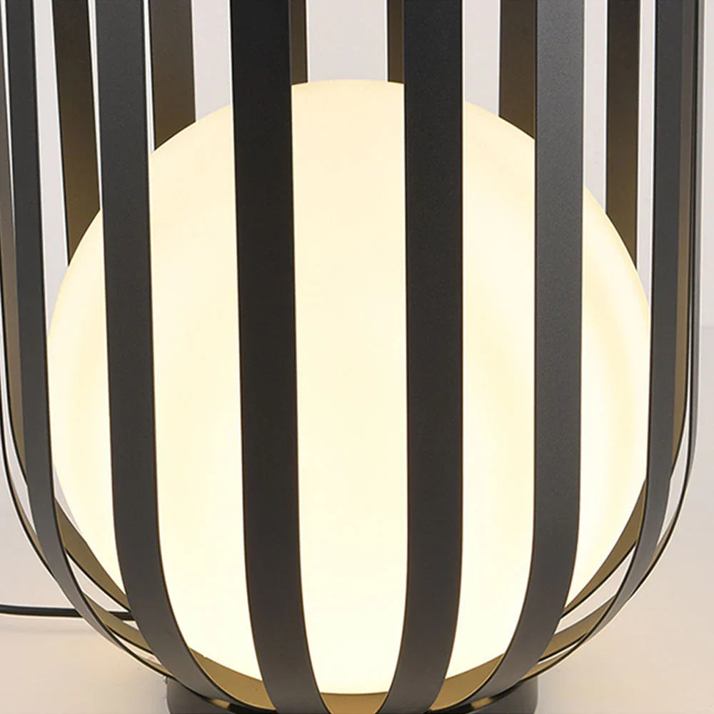Modern Solar Metal Outdoor Floor Lamp for Patios | Lumiera