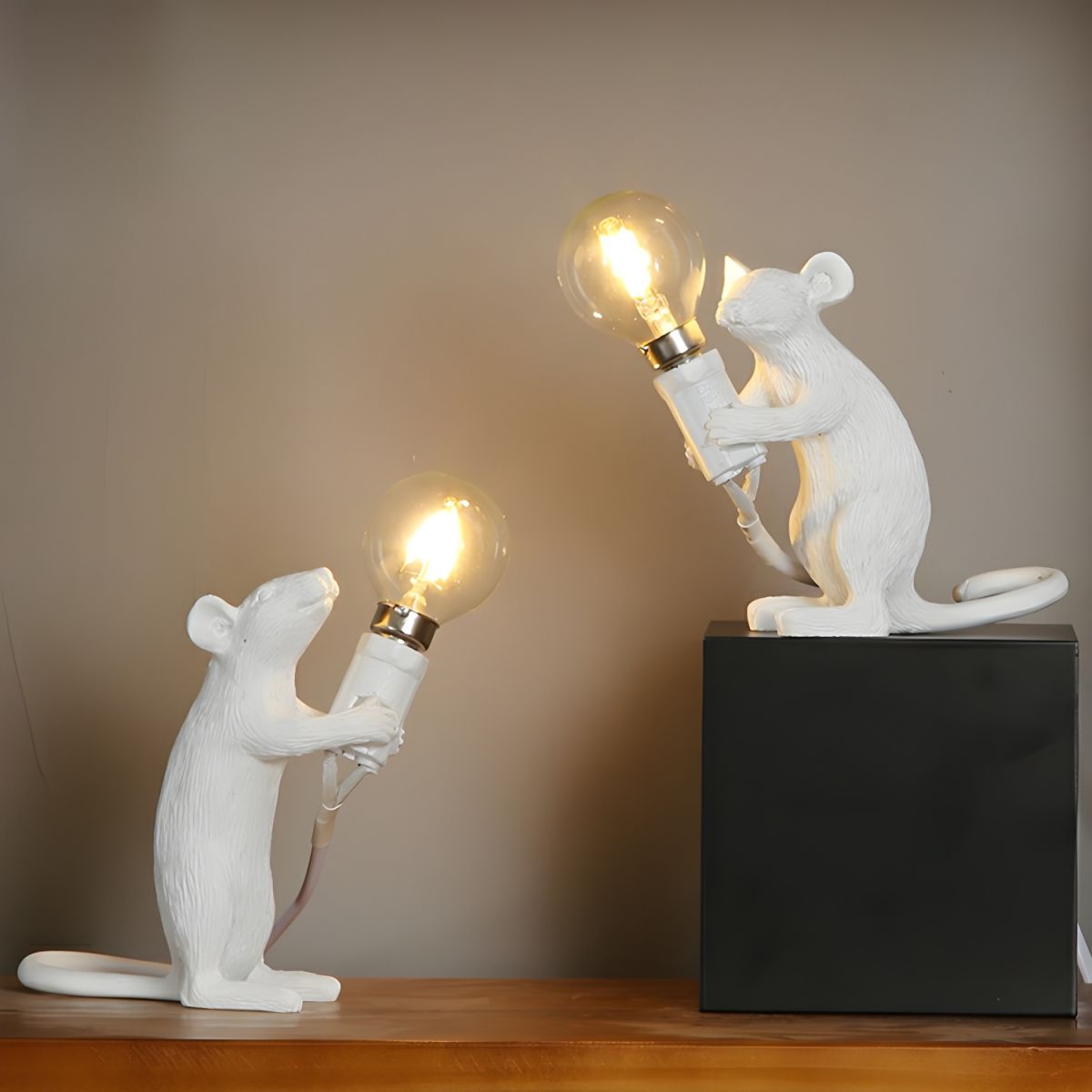 Nordic Mouse Table Lamp White Resin Art Deco | Marnivo