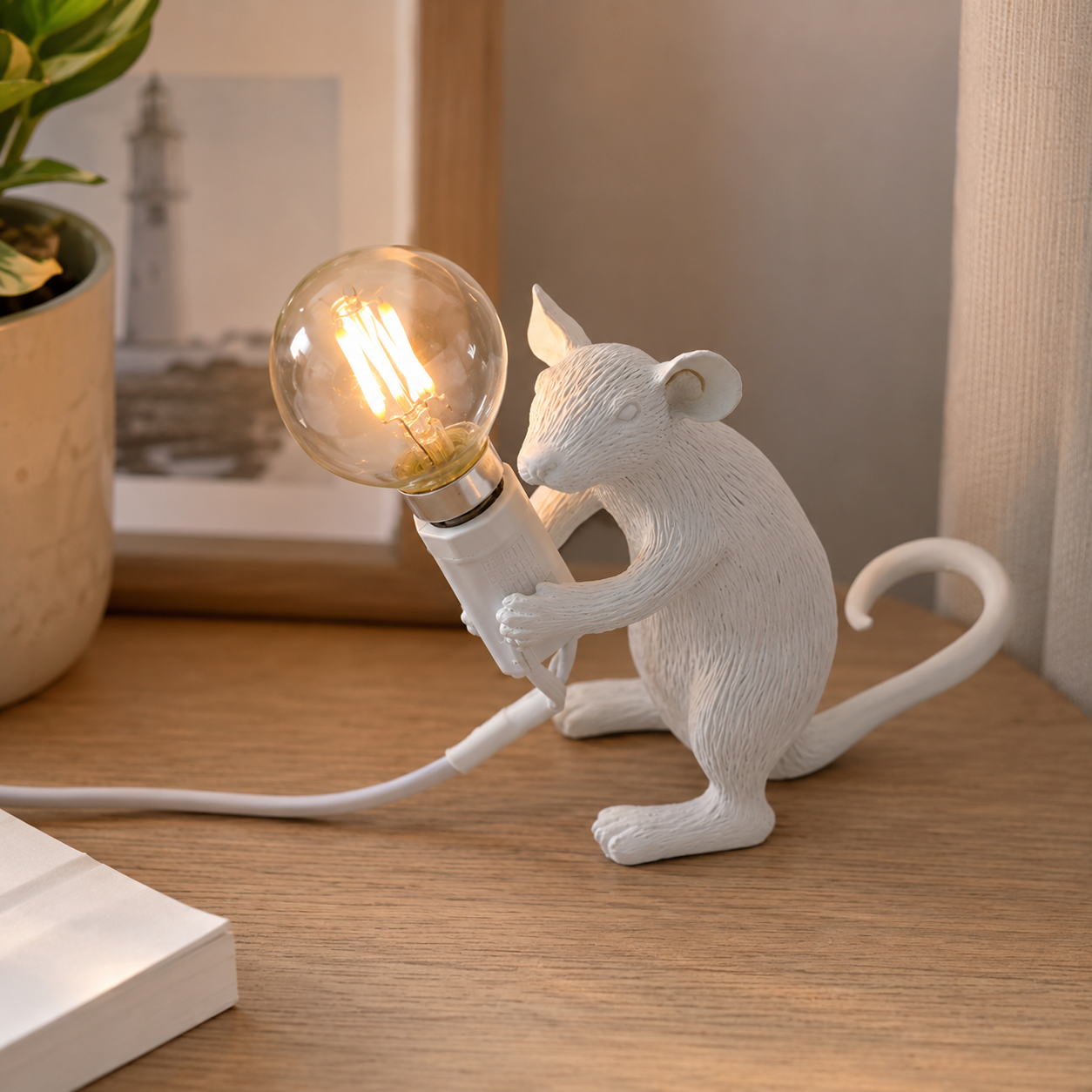 Nordic Mouse Table Lamp White Resin Art Deco | Marnivo