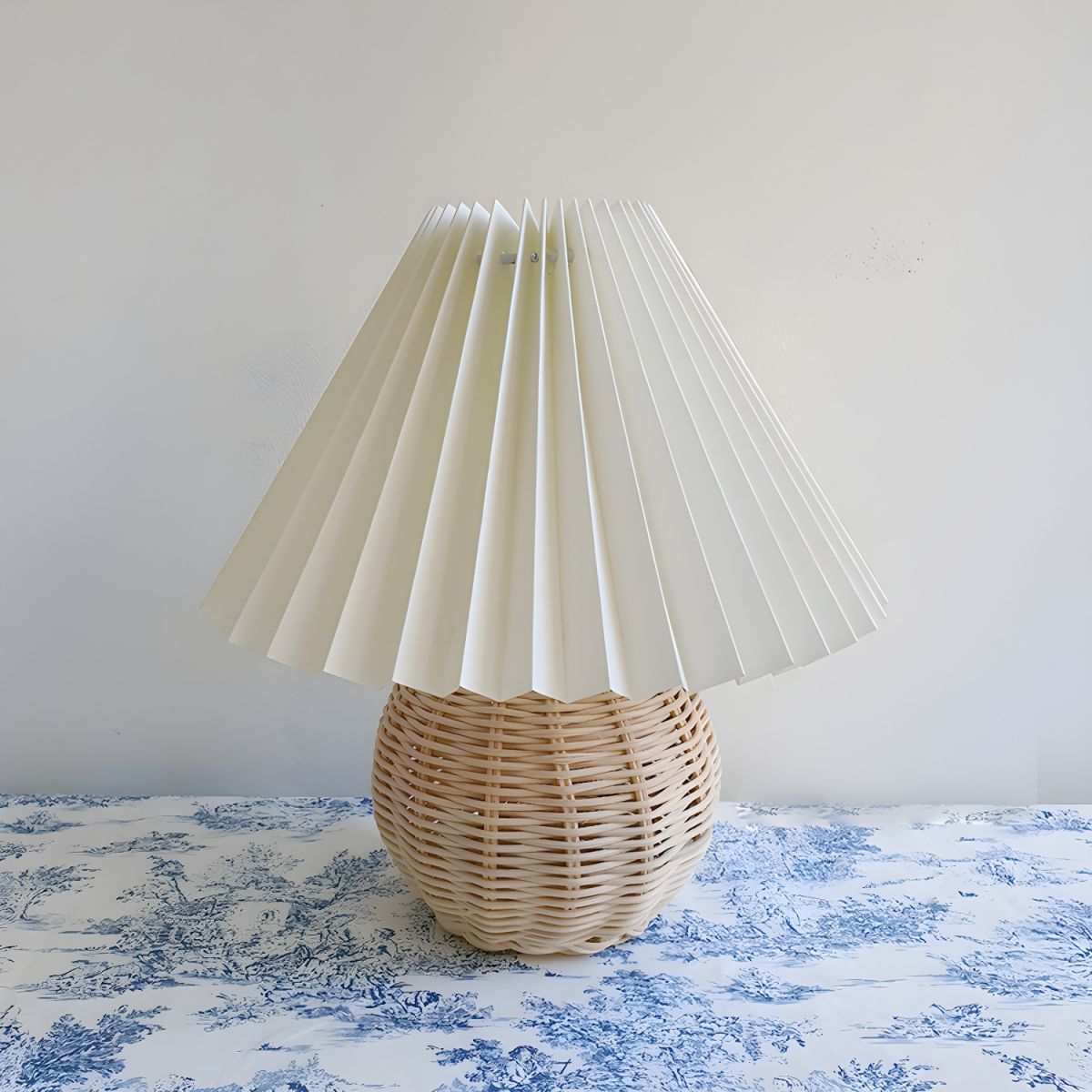 Oriental Table Lamp with Rattan and Pagoda Shade | Tervika