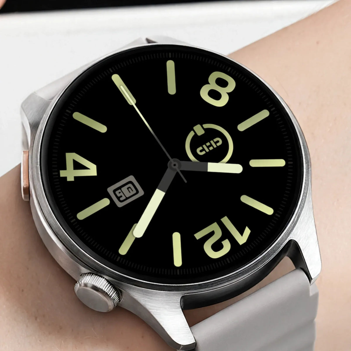 Round Display GPS Tracking Smartwatch