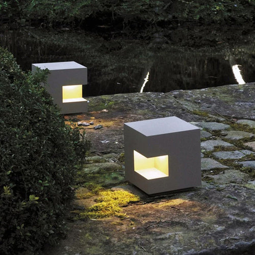 Scandinavian Solar Metal Cube Outdoor Floor Lamp | Solvire