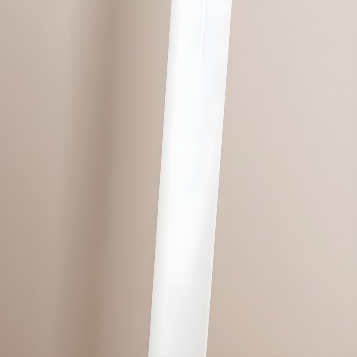 Sleek Linear LED Floor Lamp Modern Metal Frame Design | Avelor